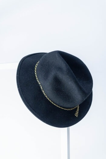 Cappello nero con catenina dorata