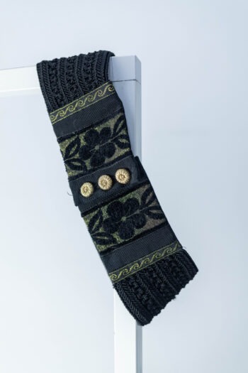 Cintura nera elastica con dettagli dorati