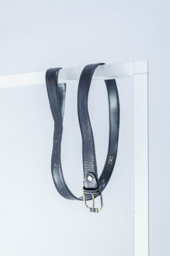 Cintura nera in vera pelle con fibbia dorata