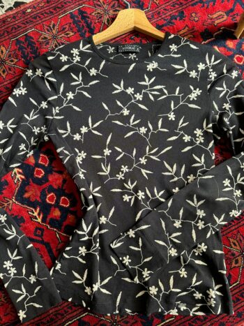 Top nero velato con stampa ricamata Tg S