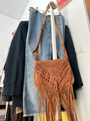 Borsa camello con frange in vera pelle